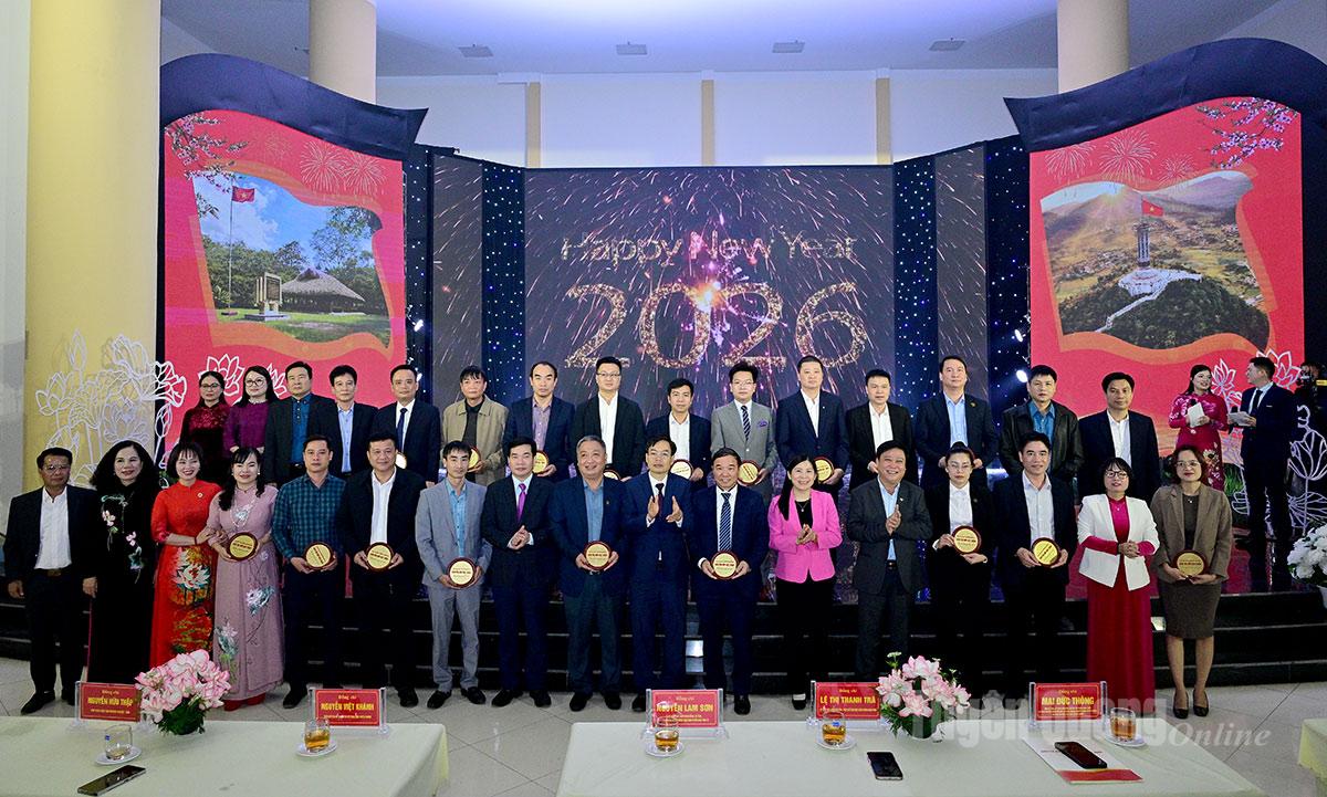 Lãnh đạo HĐND tỉnh và đại biểu chụp ảnh với các nhà tài trợ cho chuyên mục Nhịp cầu nhân ái.