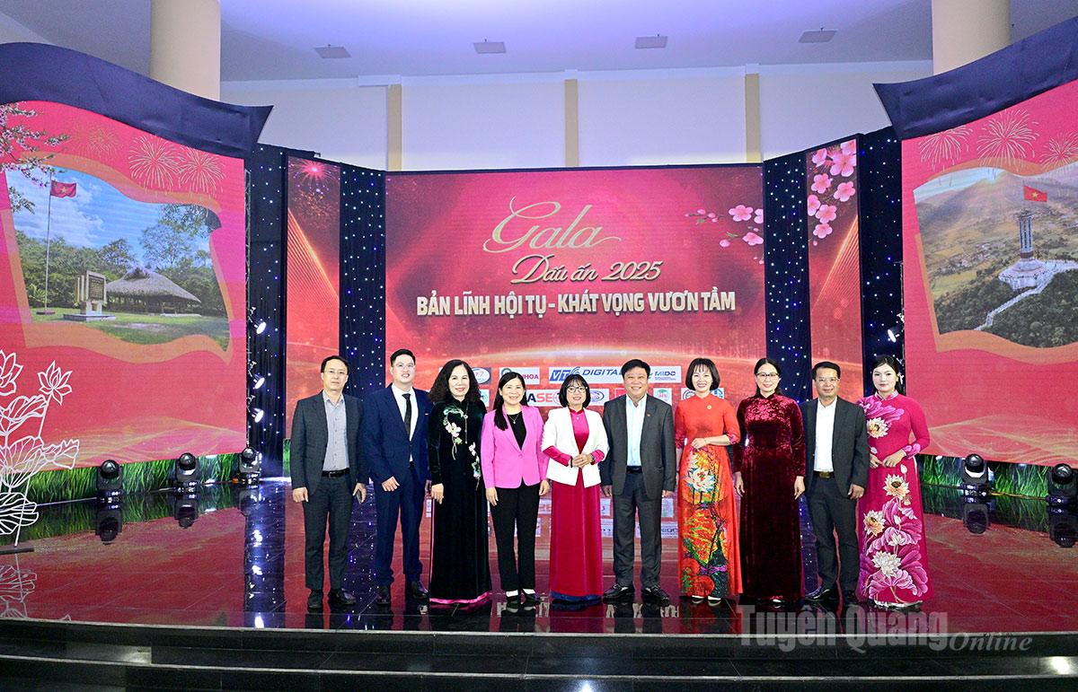 Lãnh đạo HĐND tỉnh, các đại biểu và ê kíp chương trình Gala.