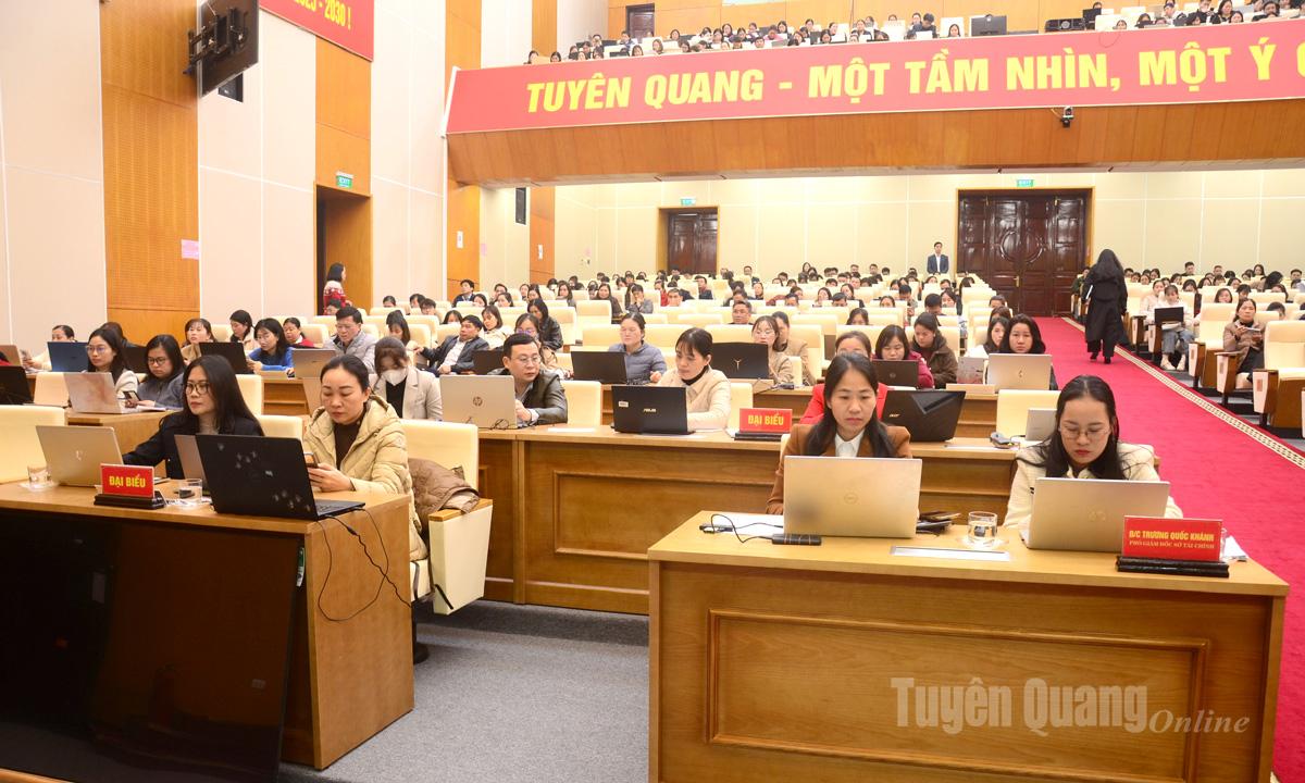 Các học viên thực hành trực tiếp trên máy tính.