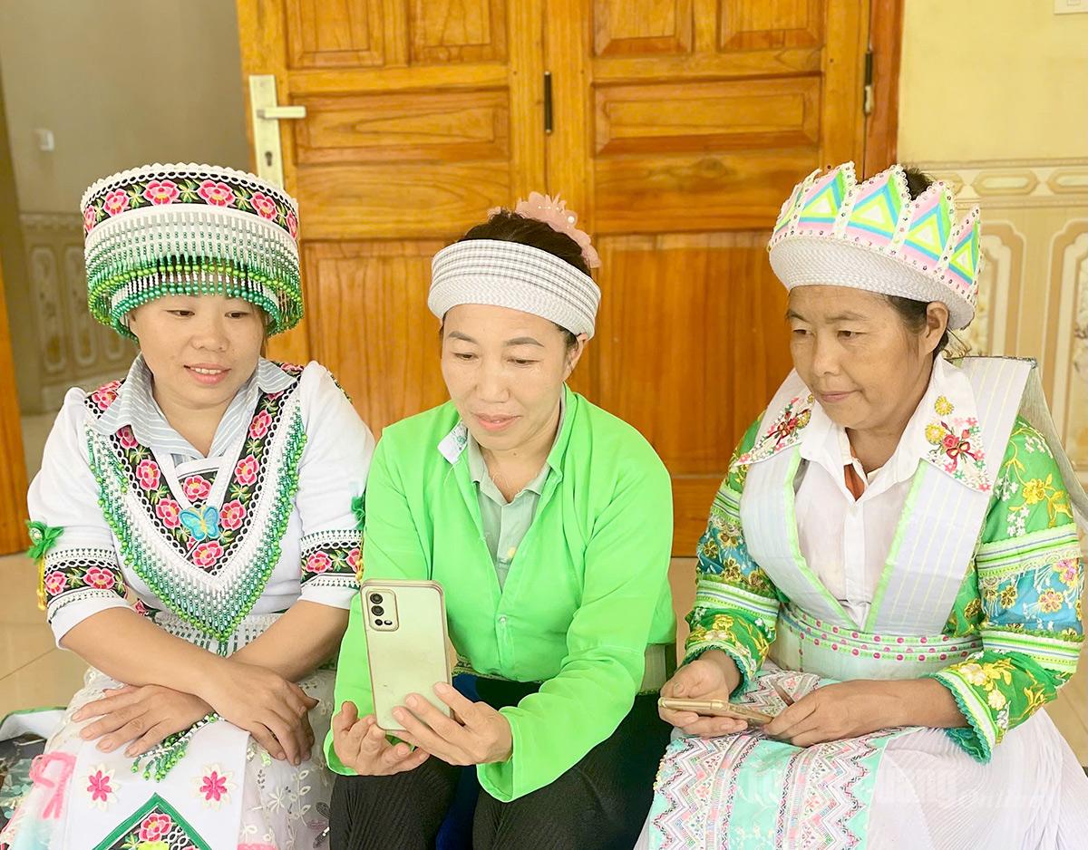 Bà con thôn Ngòi sen, xã Yên Phú xem truyền hình trực tiếp Đại hội toàn quốc lần thứ XIV của Đảng trên điện thoại. Ảnh: Mai Dung.