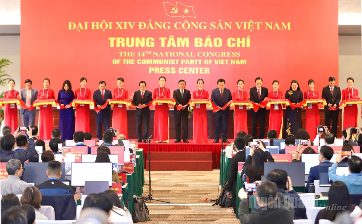 Các đồng chí lãnh đạo Đảng, Nhà nước và các bộ, ngành Trung ương cắt băng khai trương Trung tâm Báo chí Đại hội XIV của Đảng.
