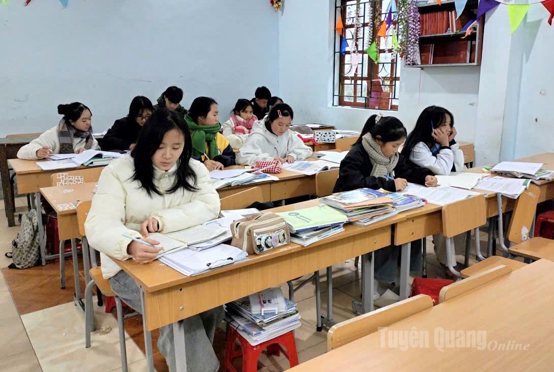 Một tiết học của các em học sinh lớp 9, trường Phổ thông Dân tộc nội trú THCS Phố Bảng.