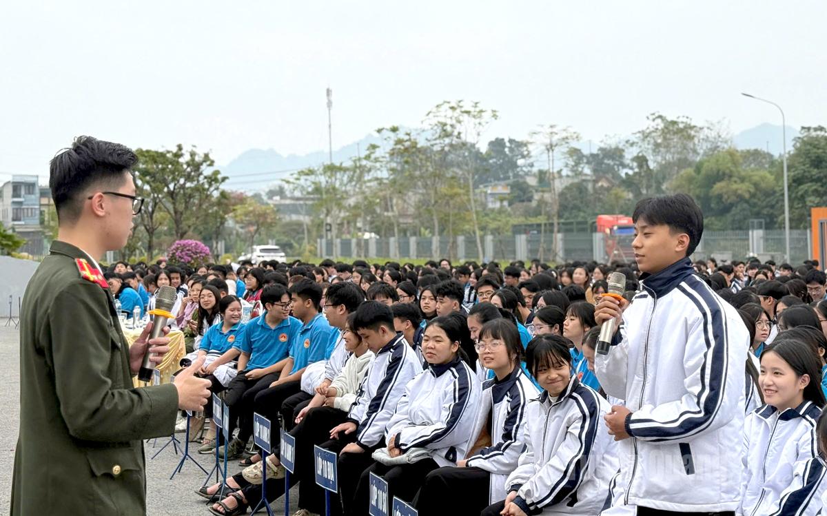  Cán bộ Phòng An ninh mạng và phòng, chống tội phạm sử dụng công nghệ cao, Công an tỉnh Tuyên Quang tuyên truyền về phòng chống tội phạm trên không gian mạng và sử dụng mạng xã hội an toàn tại trường THPT Chuyên Tuyên Quang.