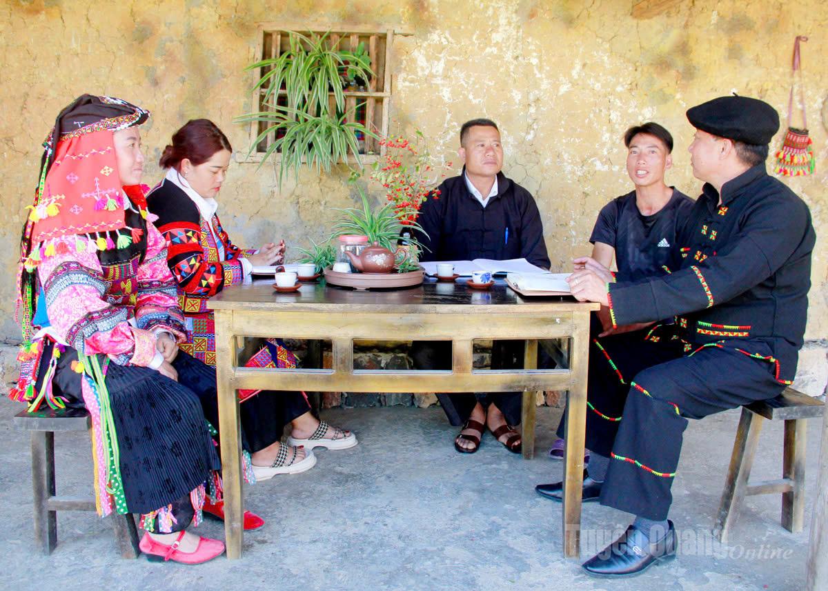 Đảng viên Chi bộ thôn Lô Lô Chải, xã Đồng Văn tuyên truyền, vận động nhân dân xóa bỏ hủ tục, phát triển du lịch cộng đồng.
