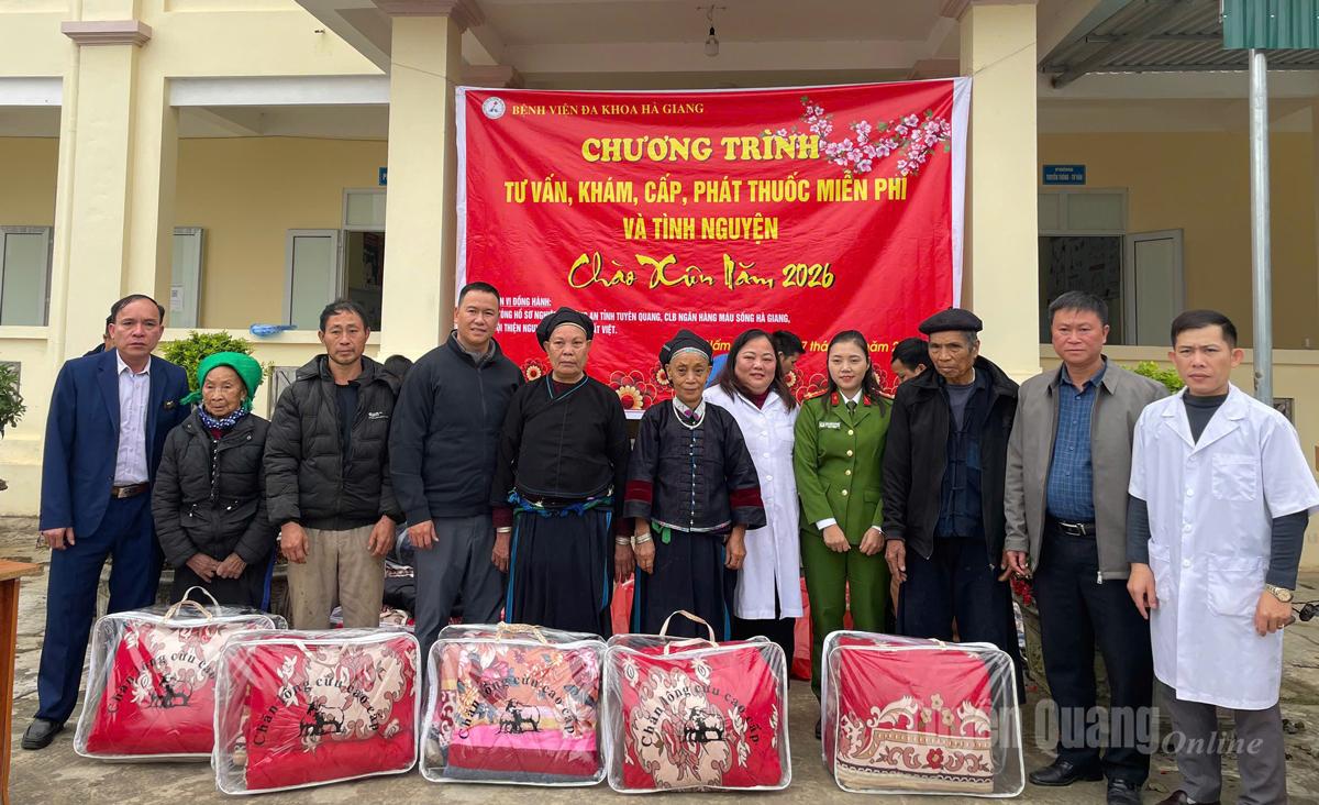 Đại diện Bệnh viện Đa khoa Hà Giang và lãnh đạo xã Nấm Dẩn trao quà Tết cho người cao tuổi trên địa bàn tại chương trình.