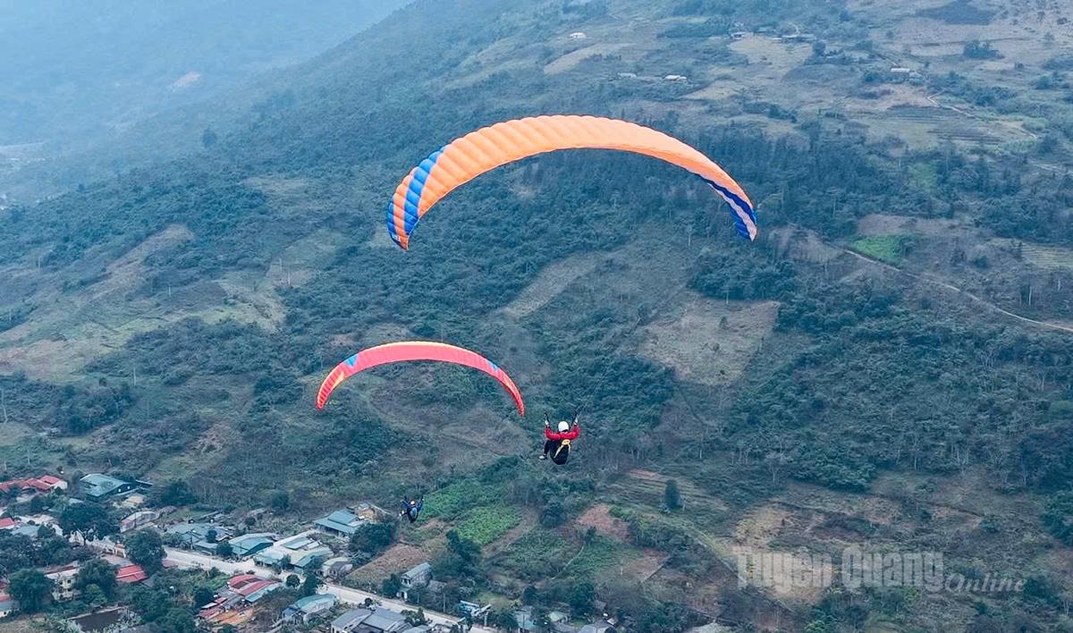 Bay dù lượn - sản phẩm du lịch trải nghiệm mới thu hút du khách yêu thích khám phá thiên nhiên.