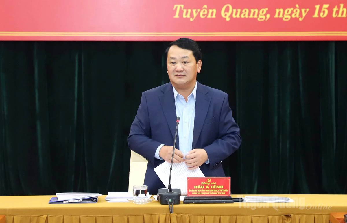 Bí thư Tỉnh ủy Hầu A Lềnh phát biểu kết luận hội nghị.