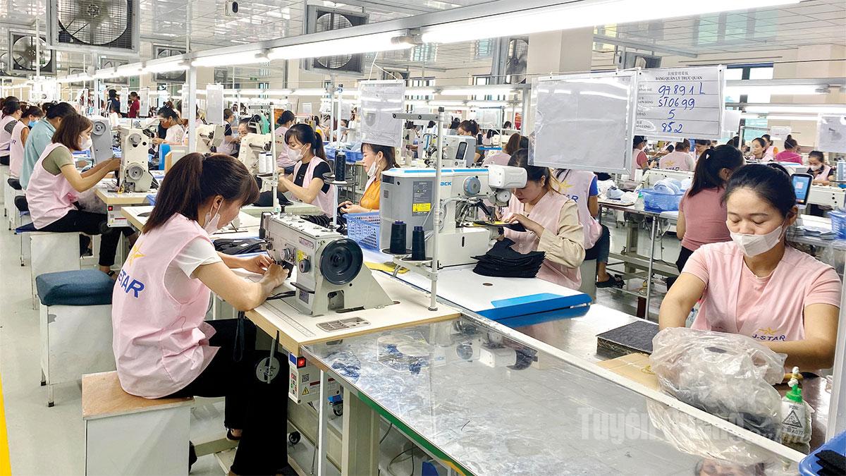 Công nhân Công ty TNHH giày G-Sart Tuyên Quang sản xuất phụ kiện giày.