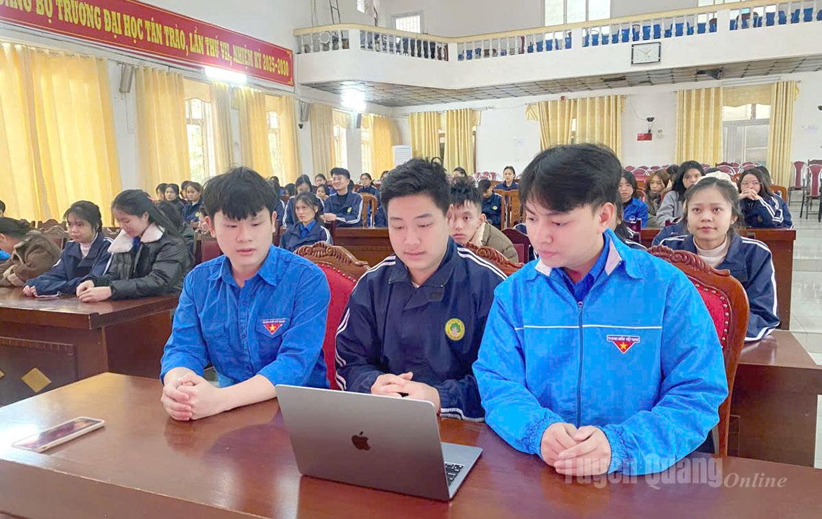 Sinh viên Trường Đại học Tân Trào theo dõi truyền hình trực tiếp Lễ bế mạc Đại hội đại biểu toàn quốc lần thứ XIV của Đảng. Ảnh: Huy Hoàng