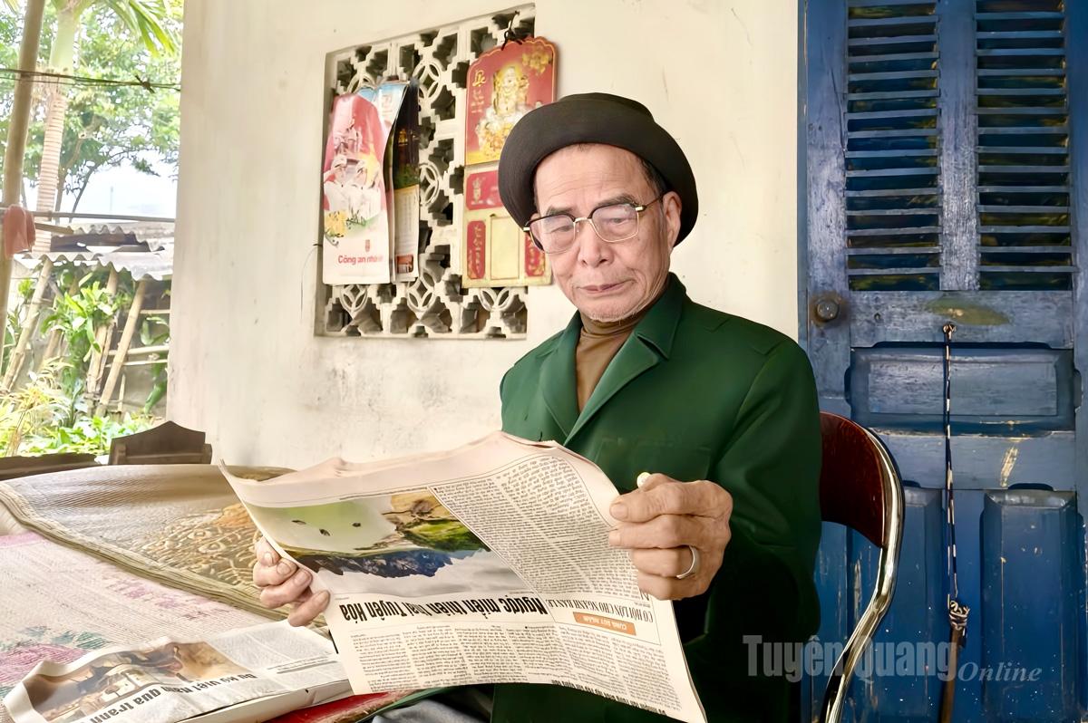 Đảng viên Phạm Văn Phàn, tổ dân phố Tân Thành thường xuyên đọc sách, báo để cập nhật tin tức.