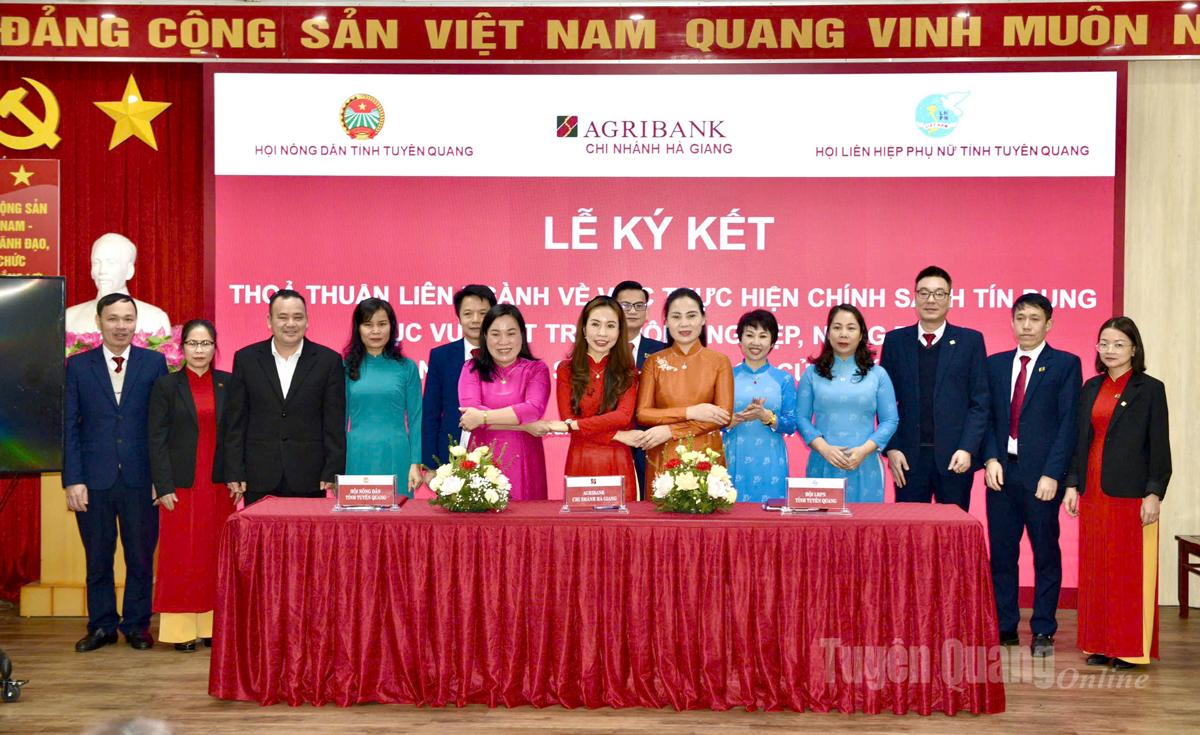 Lãnh đạo Agribank Hà Giang, Hội LHPN và Hội Nông dân tỉnh ký kết thỏa thuận liên ngành về thực hiện chính sách tín dụng phục vụ phát triển nông nghiệp, nông thôn và nông dân.