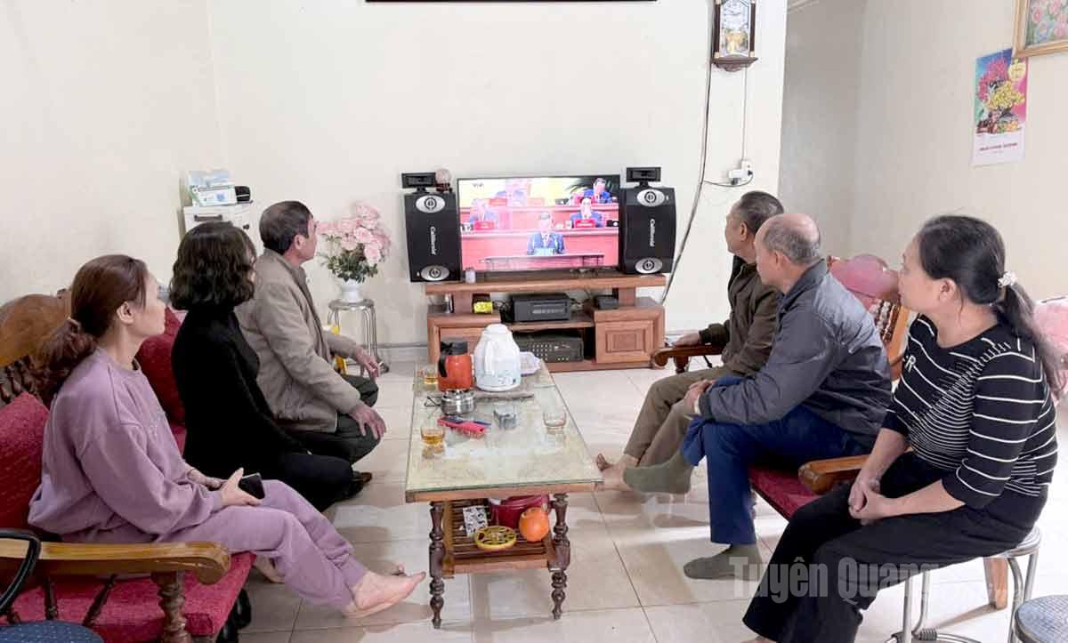 Bà con giáo dân giáo xứ Tân Quang, thôn Xuân hoà xã Tân Quang theo dõi phiên khai mạc Đại hội. Ảnh Chí Cường, CTV xã Tân Quang