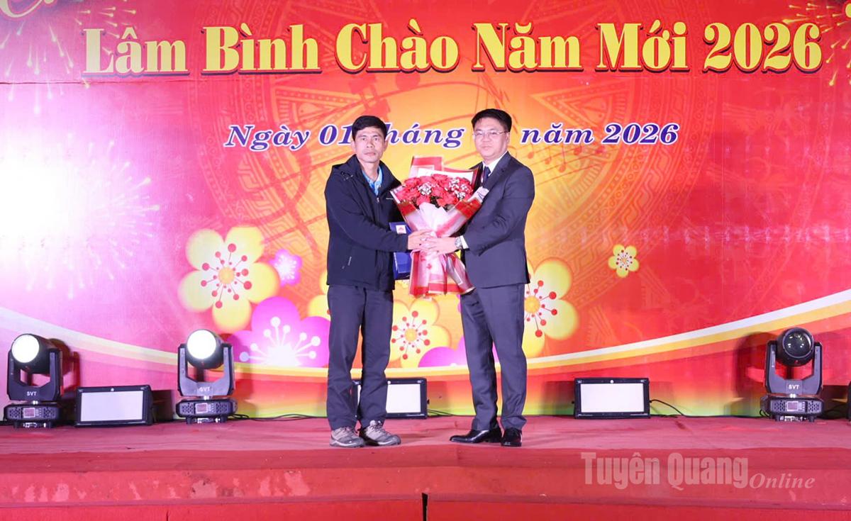 Lãnh đạo xã Lâm Bình tặng hoa cho du khách đầu tiên đến trải nghiệm, tham quan tại xã Lâm Bình.