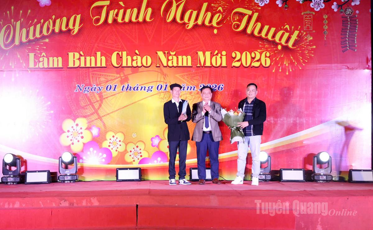 Lãnh đạo Hiệp hội Du lịch Tuyên Quang tặng hoa và trao Quyết định cho Chi hội Du lịch xã Lâm Bình.