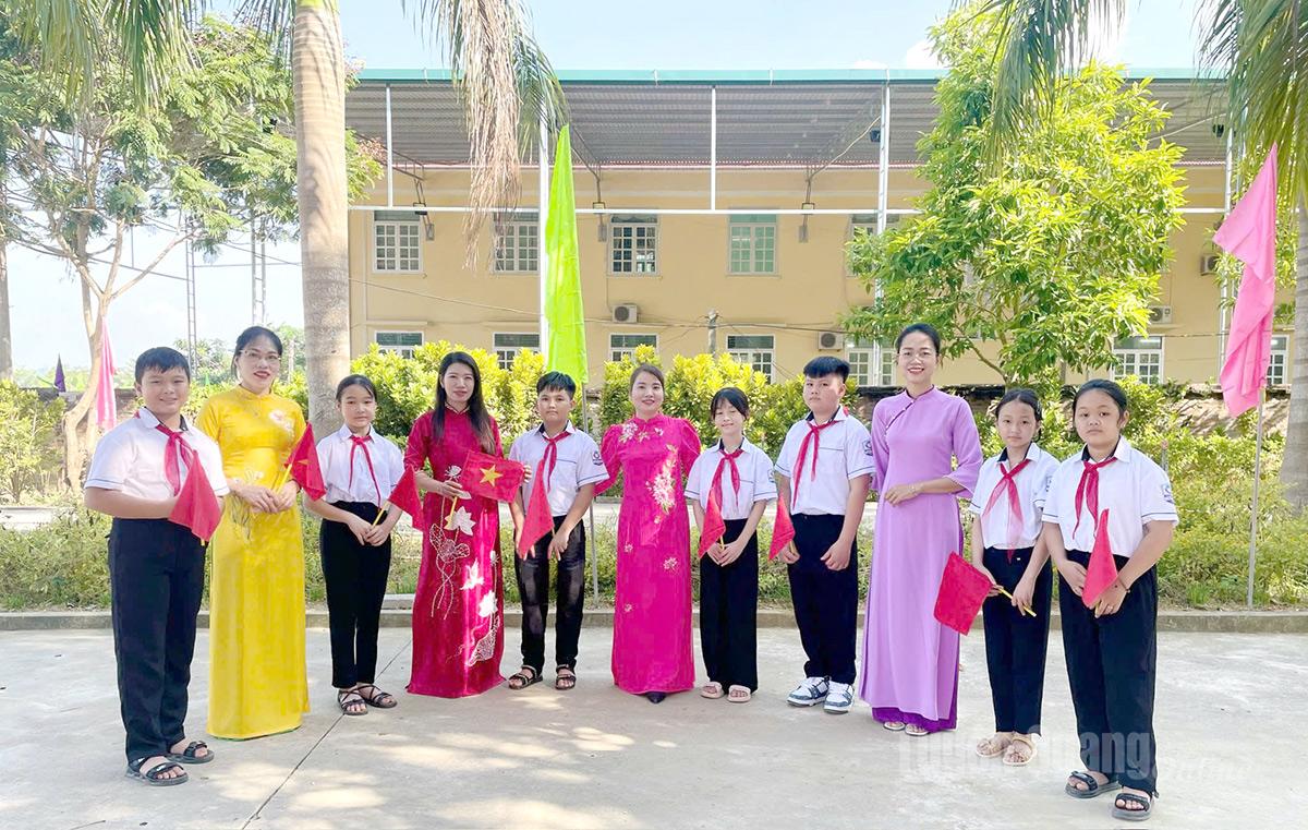 Giáo viên, học sinh trường THCS Phù Lưu hướng về Đại hội XIV của Đảng. Ảnh: Mai Dung