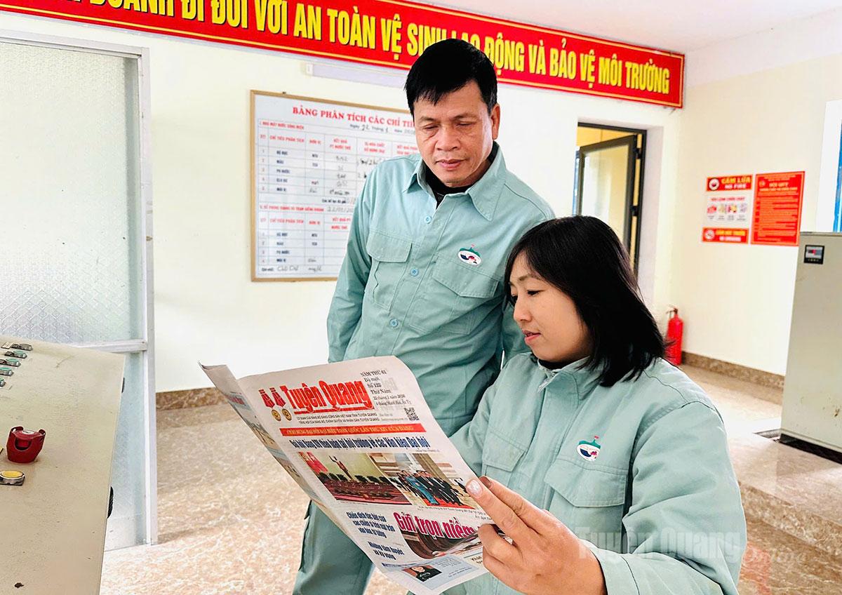 Công nhân Công ty cổ phần Cấp thoát nước Hà Giang, phường Hà Giang 2 theo dõi thông tin về Đại hội XIV của Đảng trên Báo Tuyên Quang. Ảnh Phạm Hoan