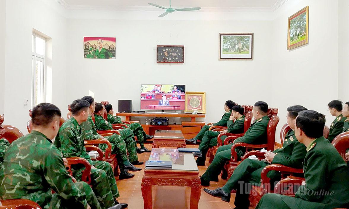 Cán bộ, chiến sĩ Đồn Biên phòng Bạch Đích theo dõi trực tiếp Lễ khai mạc Đại hội đại biểu toàn quốc lần thứ XIV của Đảng. (Ảnh Phạm Hoan)