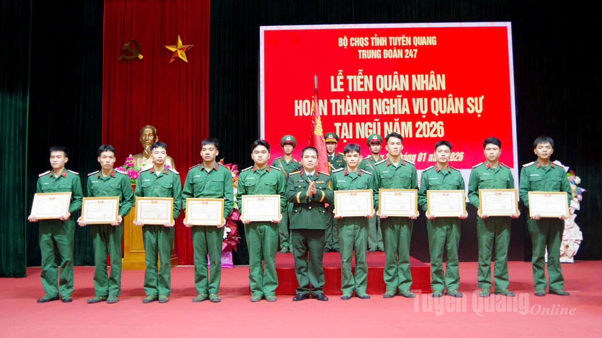 Trung đoàn 247 khen thưởng các cá nhân có thành tích tốt trong thực hiện nhiệm vụ huấn luyện và xây dựng đơn vị trong thời gian thực hiện nghĩa vụ quân sự.