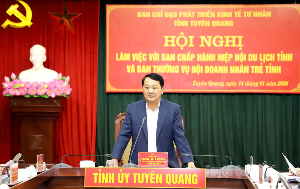 Bí thư Tỉnh ủy Hầu A Lềnh phát biểu kết luận buổi làm việc.