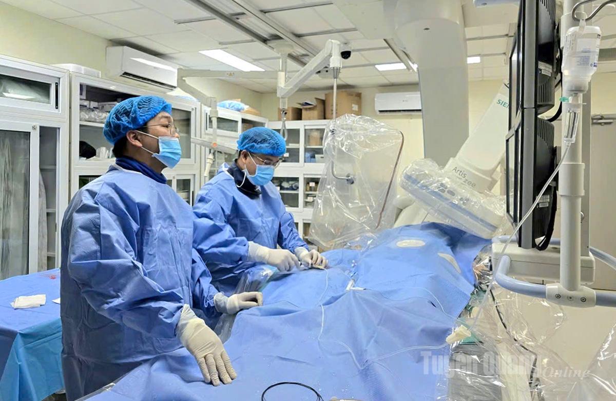 Thạc sĩ, Bác sĩ Trịnh Tiến Hùng (đứng thứ 2 từ ngoài vào trong) thực hiện ca đặt stent mạch vành.