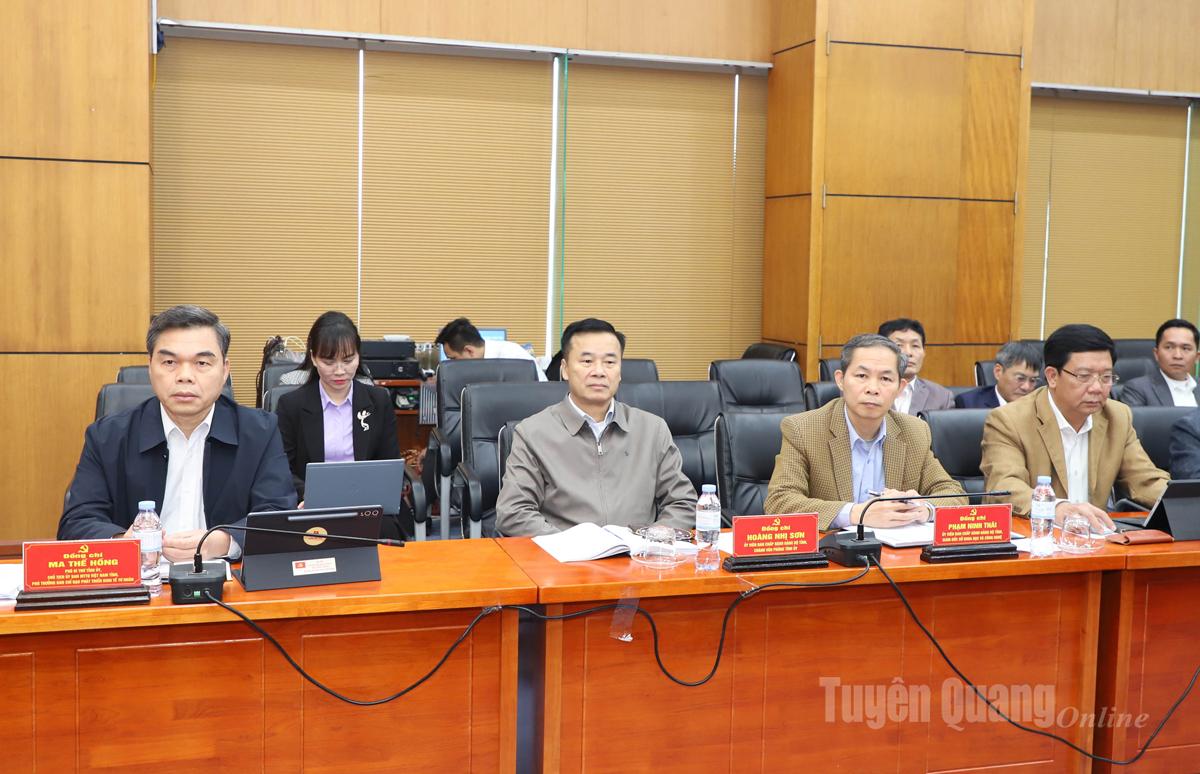 Phó Bí thư Tỉnh ủy, Chủ tịch Ủy ban MTTQ tỉnh Ma Thế Hồng và các đại biểu dự hội nghị.