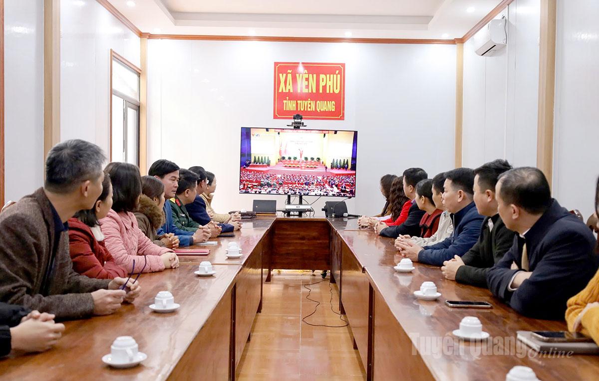 Cán bộ, đảng viên xã Yên Phú theo dõi Đại hội đại biểu toàn quốc lần thứ XIV của Đảng. Ảnh: Như Quỳnh