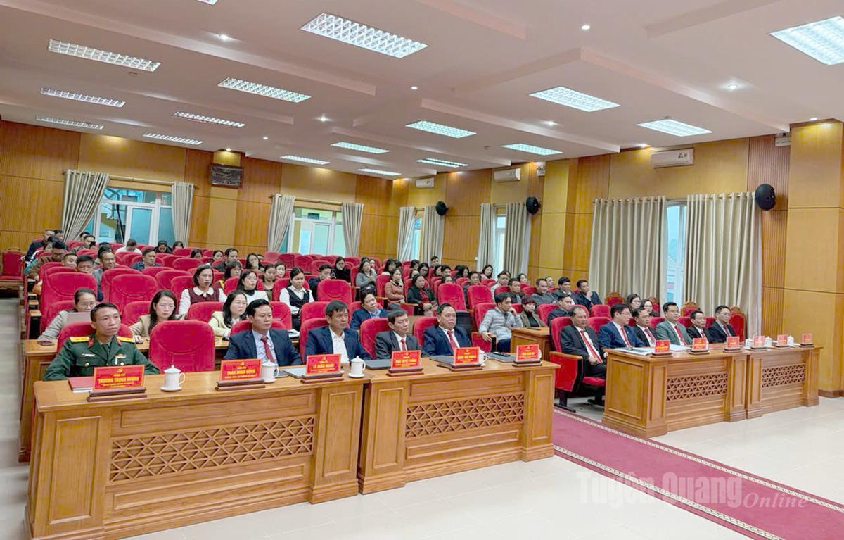 Cán bộ, đảng viên và nhân dân phường Hà Giang 1 theo dõi truyền hình trực tiếp Lễ khai mạc Đại hội đại biểu toàn quốc lần thứ XIV của Đảng. Ảnh: Tạ Hương