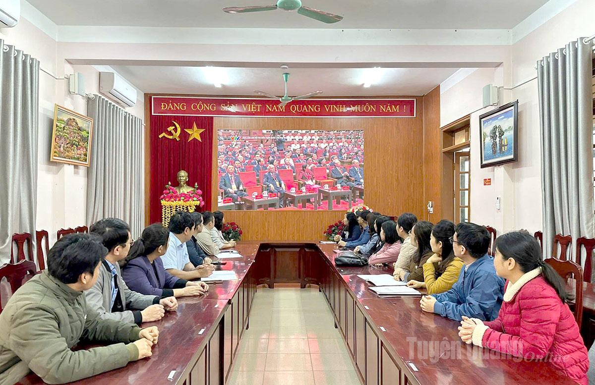 Cán bộ, đảng viên phường Nông Tiến theo dõi bế mạc Đại hội.
Ảnh: Thuỳ Lê