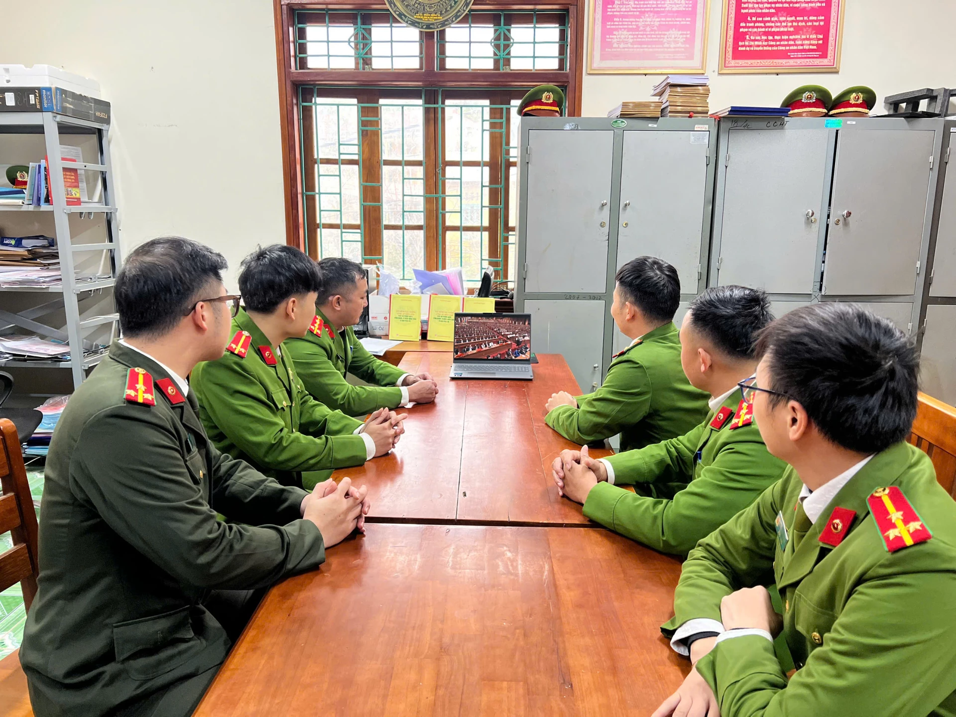 Công an xã Yên Hoa theo dõi Đại hội đại biểu toàn quốc lần thứ XIV của Đảng. Ảnh: Công vượng.