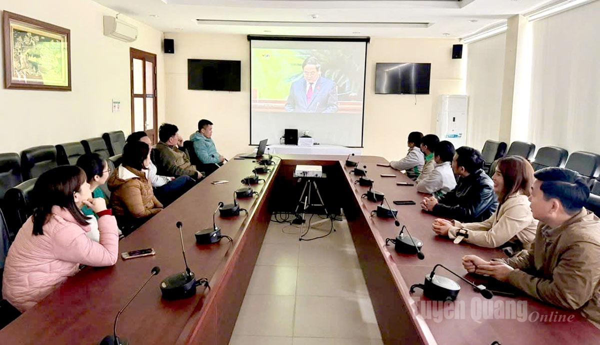 Cán bộ, công nhân Công ty cổ phần Giấy An Hòa theo dõi phiên bế mạc Đại hội đại biểu toàn quốc lần thứ XIV của Đảng qua sóng truyền hình.  Ảnh: Thuý Nga