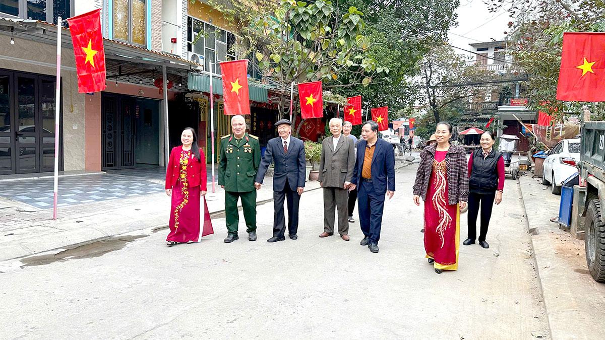 Nhân dân tổ dân phố 2, phường Minh Xuân tập trung về nhà văn hoá để theo dõi Bế mạc Đại hội. Ảnh: Thu Hằng