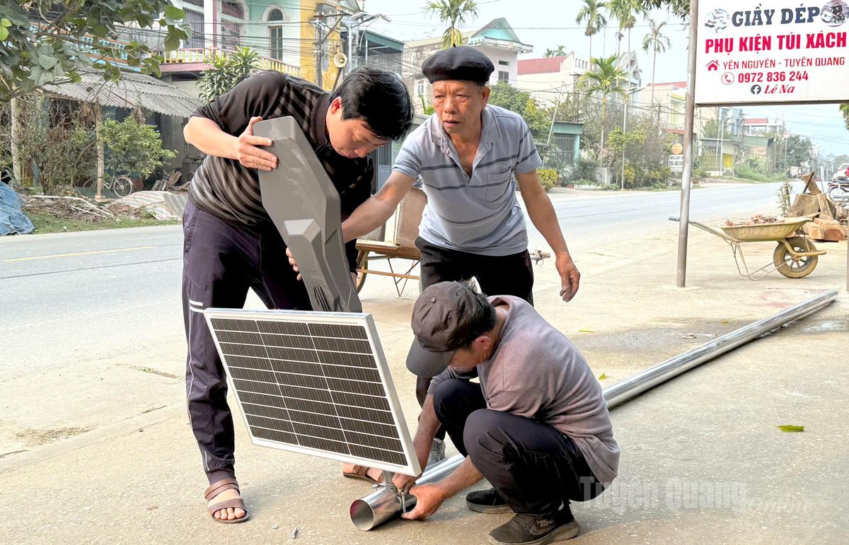 Nhân dân thôn Càng Nộc, xã Yên Nguyên chung tay đóng góp và lắp đặt hệ thống đèn chiếu sáng bằng năng lượng mặt trời tại trục đường quốc lộ đi qua địa bàn thôn.