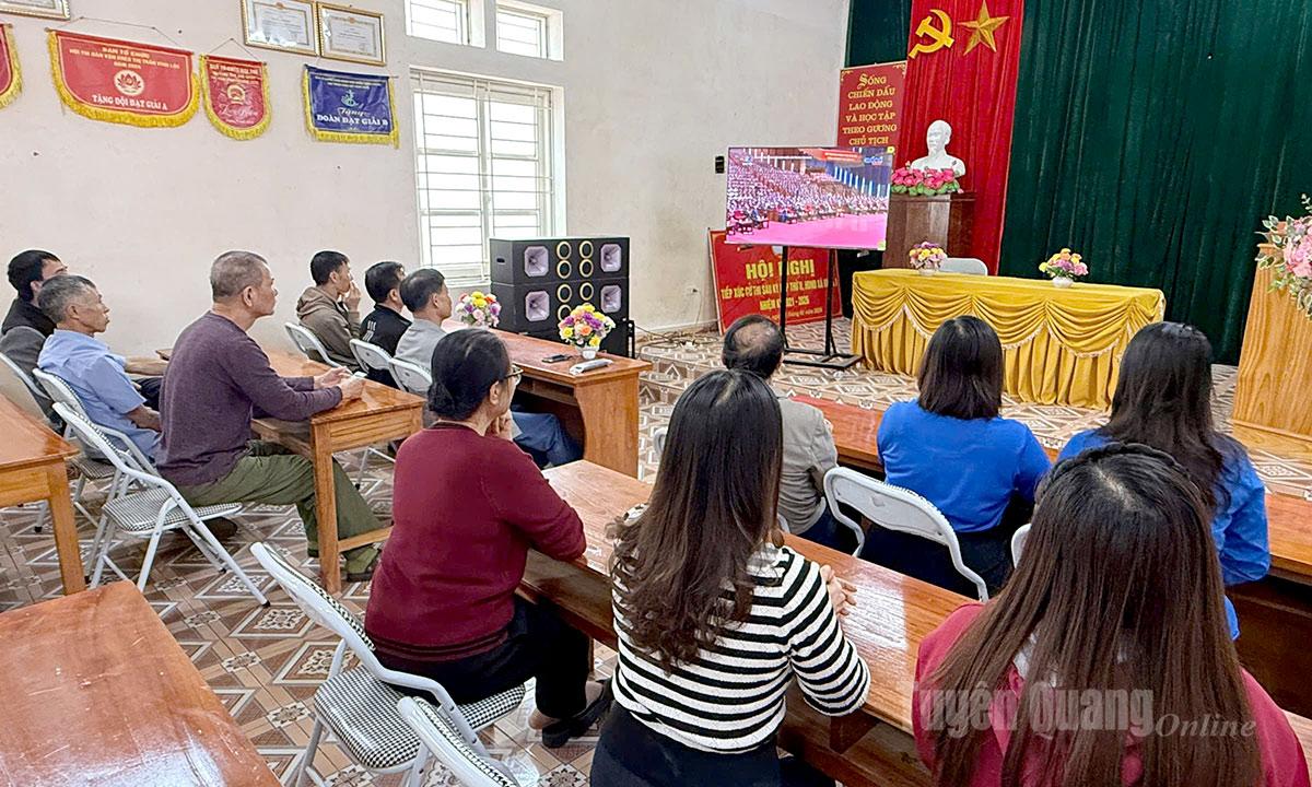 Người dân thôn Vĩnh Thiện, xã Chiêm Hoá tập trung theo dõi Đại hội đại biểu toàn quốc lần thứ XIV tại nhà văn hoá thôn. Ảnh: Hoàng Trang