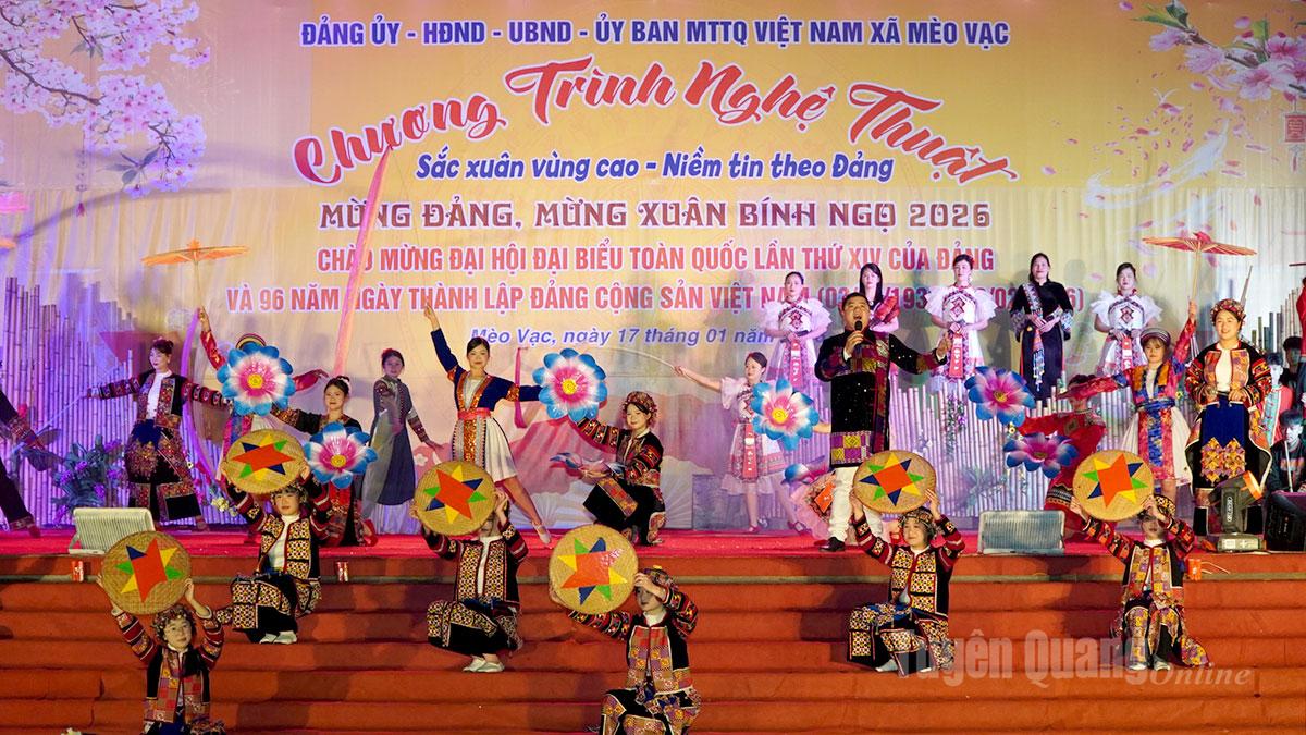 Chương trình nghệ thuật “Sắc xuân vùng cao - Niềm tin theo Đảng” tại xã Mèo Vạc.
