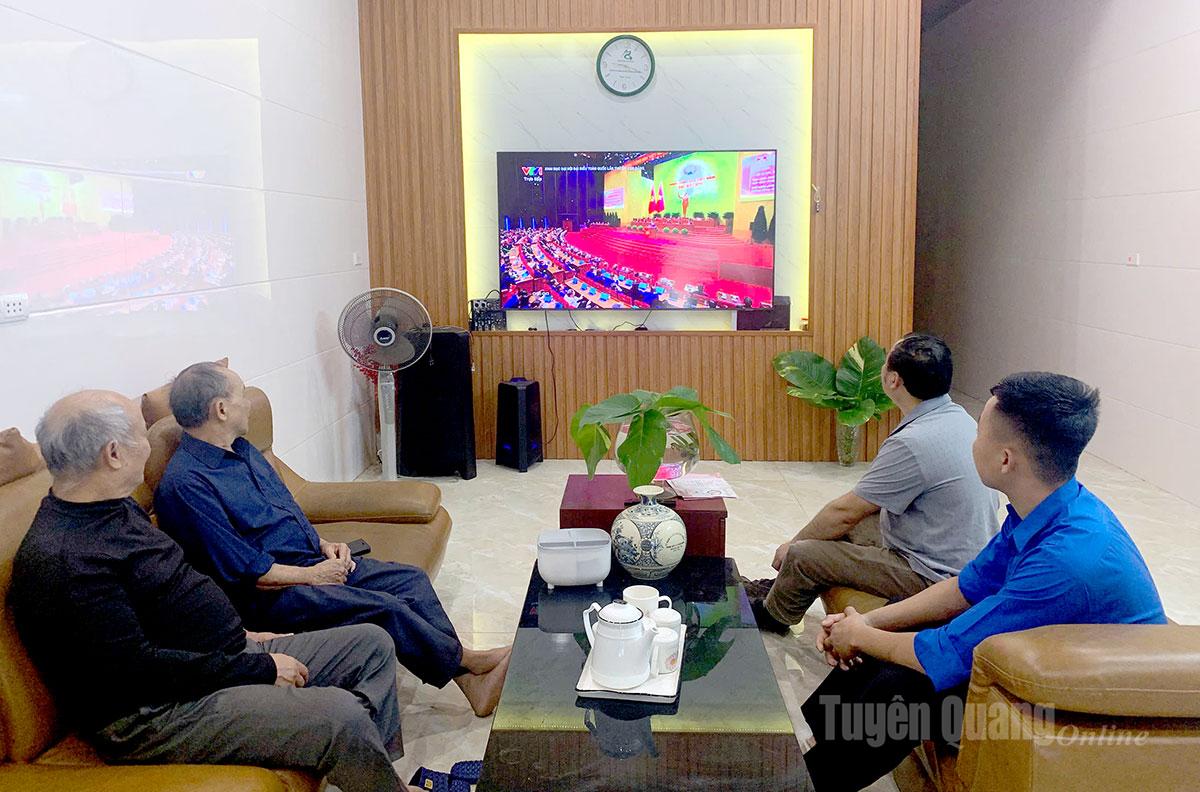 Người dân xã Yên Nguyên theo dõi trực tiếp Đại hội đại biểu toàn quốc lần thứ XIV. Ảnh: Trang Hoàng