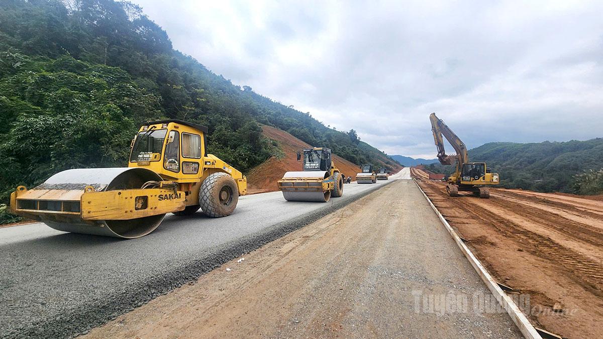 Không khí lao động khẩn trương trên tuyến cao tốc Tuyên Quang - Hà Giang, đoạn qua xã Tân Quang chào mừng thành công Đại hội Đảng toàn quốc. Ảnh: Quốc Việt