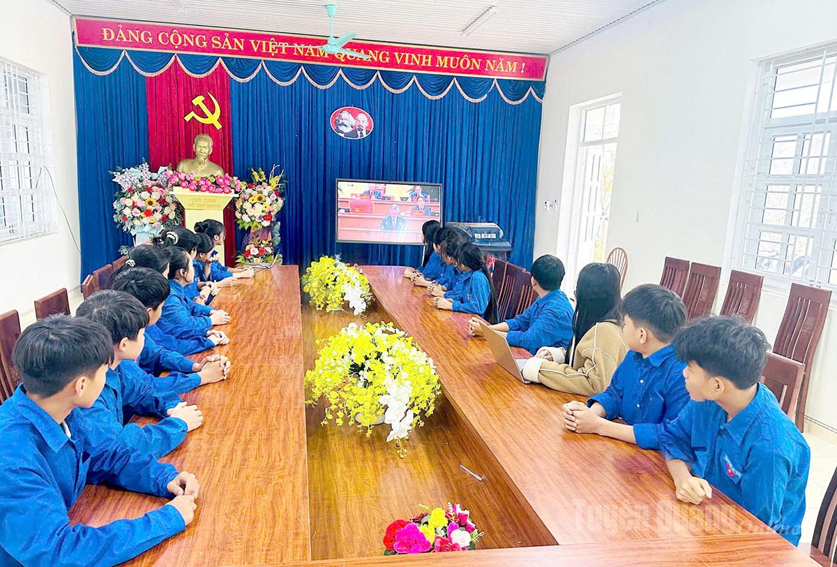 Đoàn thanh niên xã Trường Sinh theo dõi phiên bế mạc Đại hội đại biểu toàn quốc lần thứ XIV của Đảng qua sóng truyền hình.  Ảnh - Minh Thuỷ