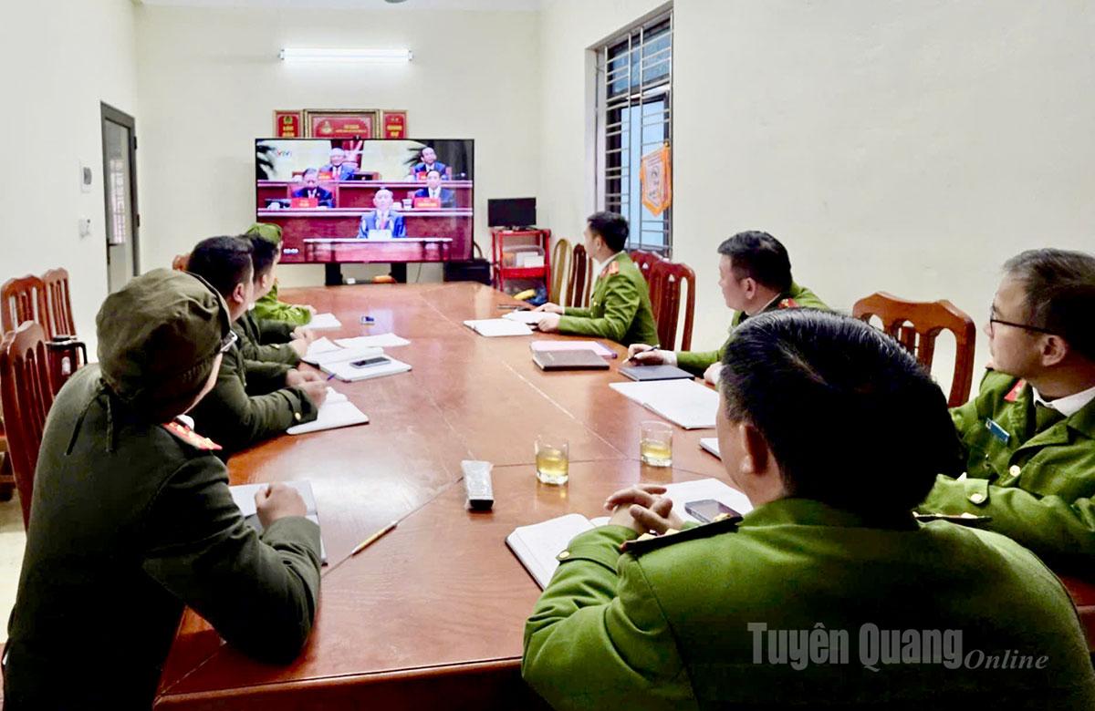 Công an xã Sơn Vĩ theo dõi Đại hội XIV của Đảng. Ảnh: Trần Kế