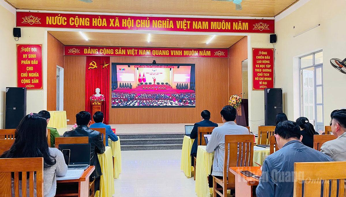 Lãnh đạo, cán bộ UBND xã Lực Hành theo dõi trực tiếp Đại hội qua sóng truyền hình. Ảnh: Thuý Nga
