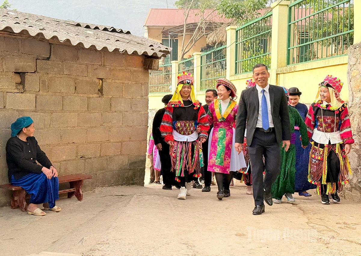 Cán bộ và bà con nhân dân xã Lũng Cú phấn khởi di chuyển đến nhà văn hoá thôn theo dõi Đại hội đại biểu toàn quốc lần thứ XIV của Đảng. Ảnh. Thảo Nguyên