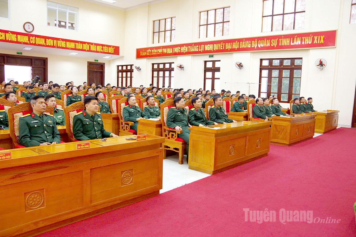 Cán bộ, chiến sỹ Bộ Chỉ huy Quân sự tỉnh theo dõi Đại hội. Ảnh: Thuỳ Lê