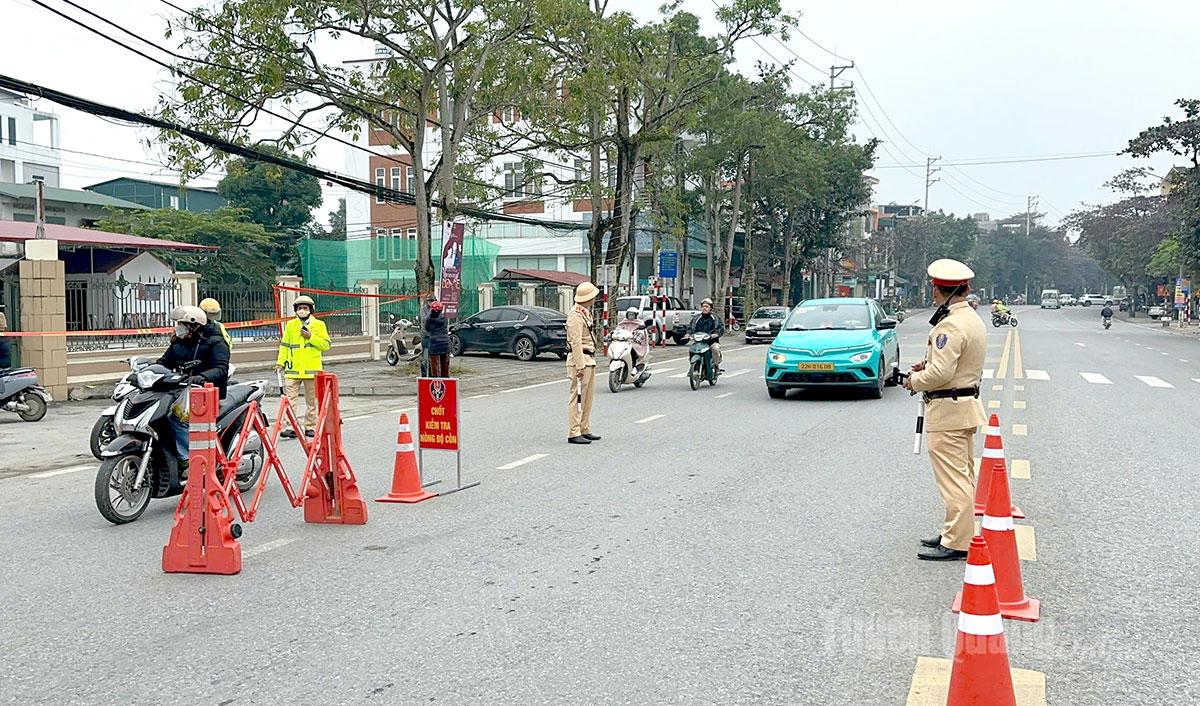 Lực lượng Cảnh sát giao thông, Công an tỉnh Tuyên Quang tăng cường tuần tra, kiểm soát bảo đảm trật tự an toàn giao thông phục vụ tổ chức thành công Đại hội. Ảnh: Lý Thịnh