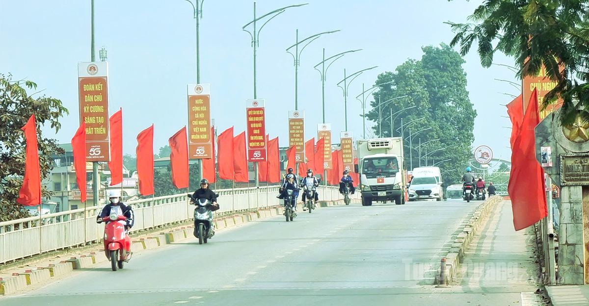 Cầu Nông Tiến rực rỡ trong sắc cờ chào mừng thành công Đại hội Đảng toàn quốc