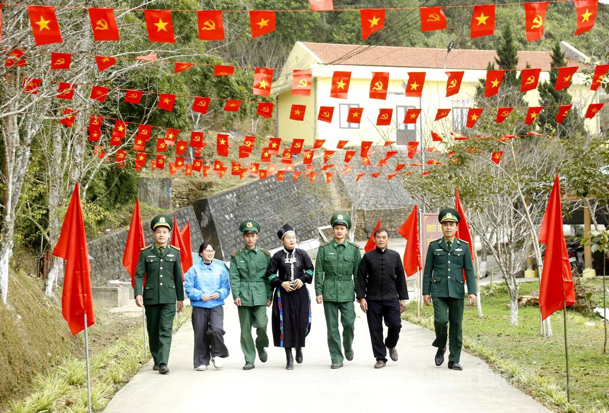 Đồn Biên phòng cửa khẩu Xín Mần rực rỡ cờ Đảng, cờ Tổ quốc chào mừng Đại hội.