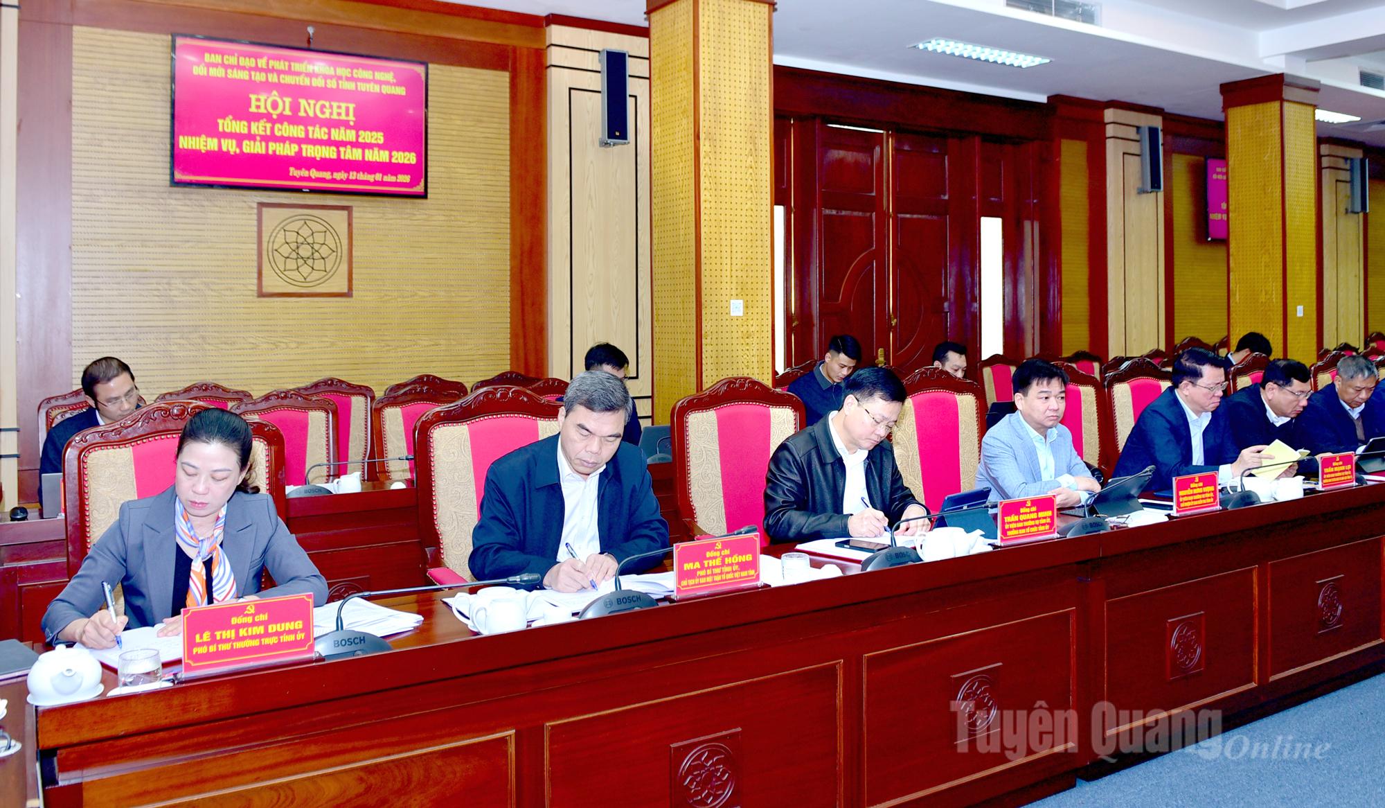 Các đồng chí Thường trực Tỉnh uỷ và đại biểu dự hội nghị.