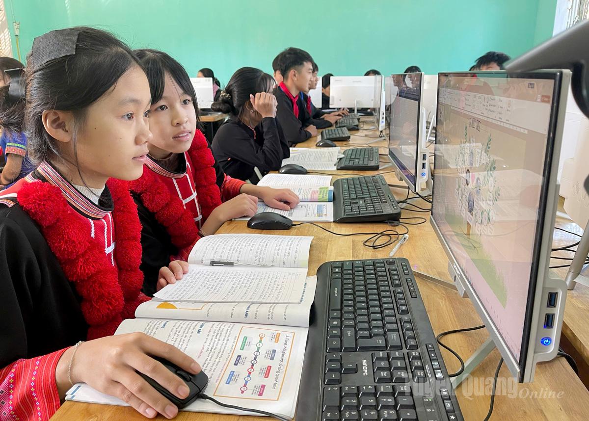  trường Phổ thông Dân tộc bán trú THCS Minh Quang, xã Minh Quang được đầu tư hệ thống trang thiết bị để phục vụ cho công tác giảng dạy.