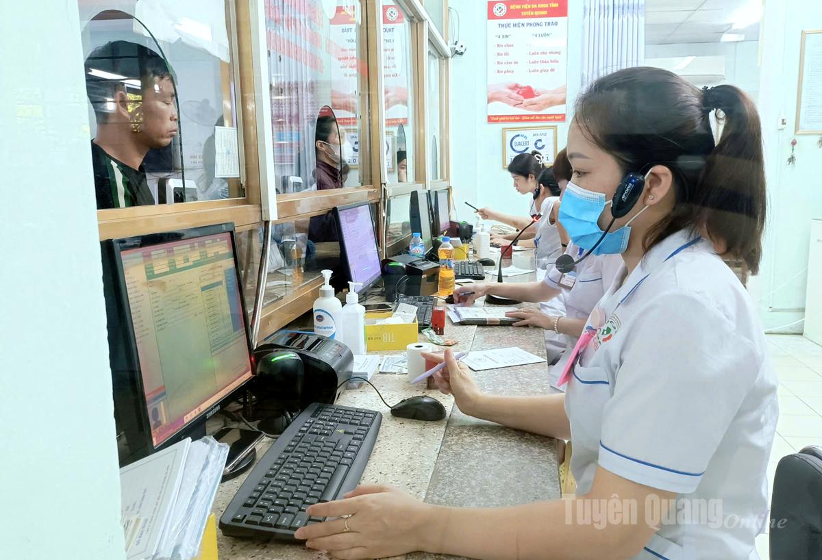 Nhân viên y tế tại Bệnh viện 



Đa khoa tỉnh thao tác trên phần mềm để giải quyết thủ tục khám, chữa bệnh cho người dân.