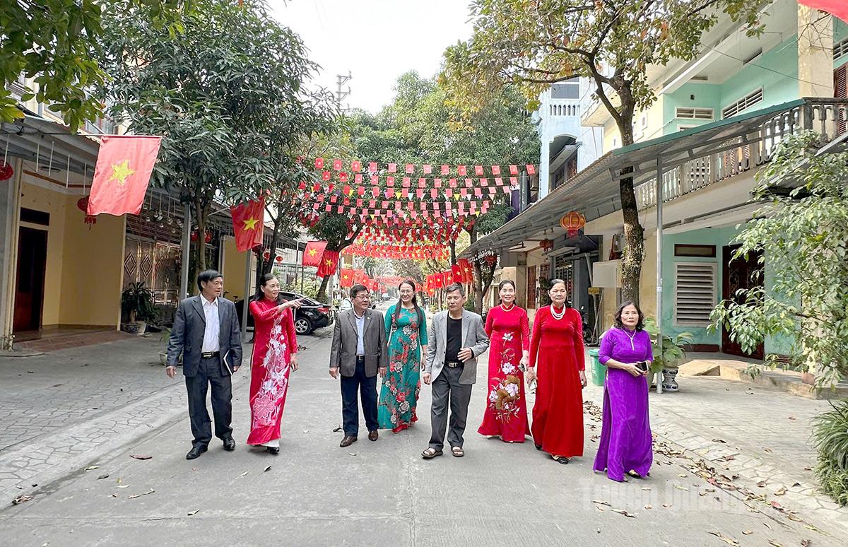 Nhân dân Tổ dân phố 4, phường Minh Xuân tập trung về Nhà văn hoá của tổ để theo dõi Khai mạc Đại hội đại biểu toàn quốc lần thứ XIV. Ảnh: Thu Hằng