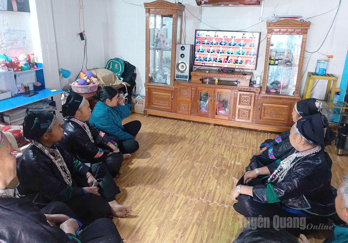 Nhân dân thôn Xín Mần, xã Xín Mần theo dõi Đại hội. Ảnh Văn Long