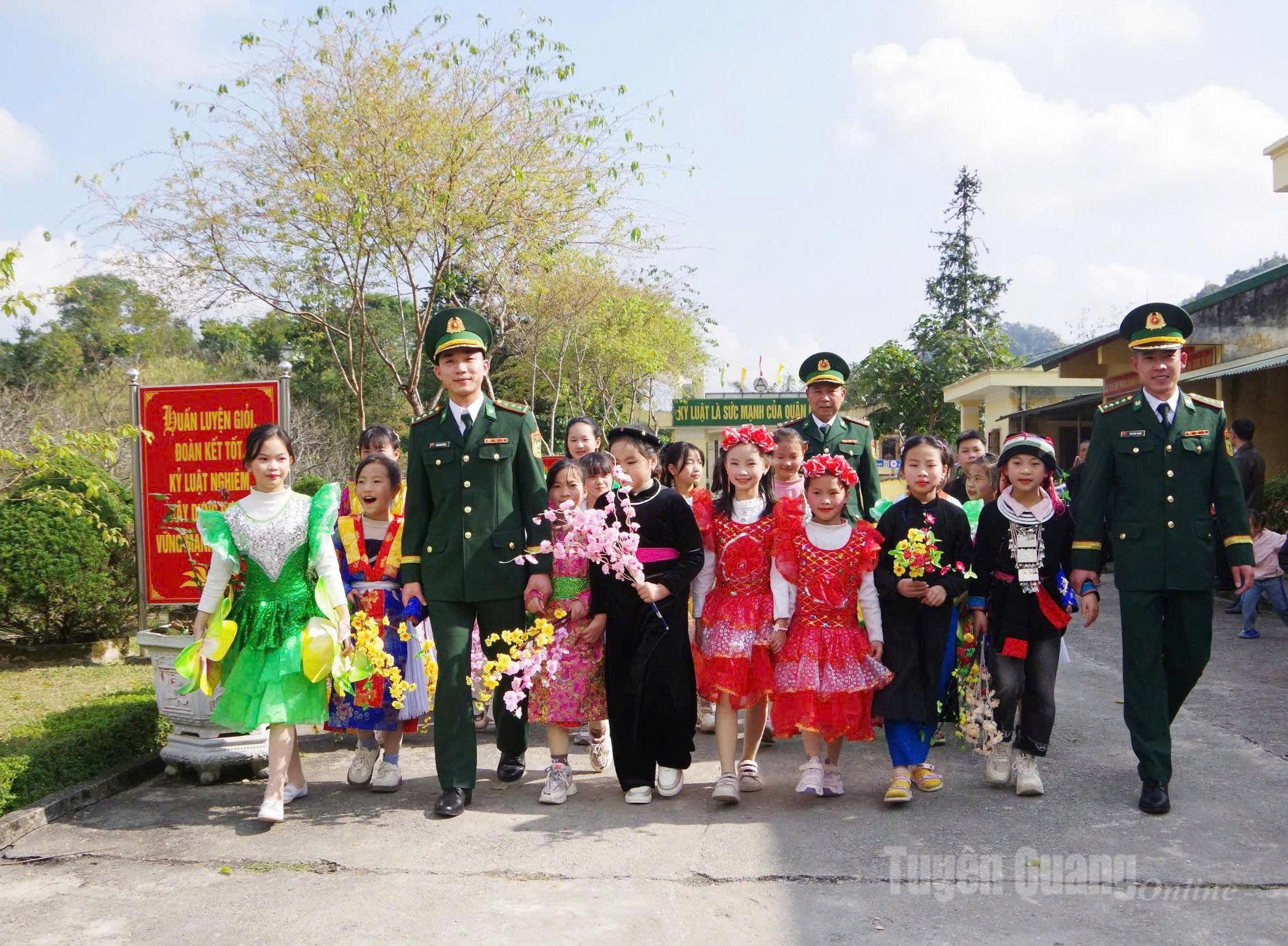 Cán bộ, chiến sĩ Bộ đội Biên phòng cùng các em thiếu nhi hân hoan chào mừng thành công Đại hội XIV của Đảng, thể hiện niềm tin son sắt và sự đồng thuận của quân - dân nơi biên cương Tổ quốc. Ảnh: Ma Thủy
